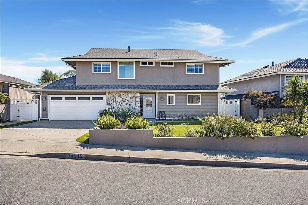 4 bed, 2.5 bath, 2000 sqft, $6,000 — Photo 2