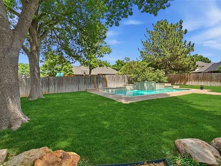 3006 NE Heritage Dr — Photo 23
