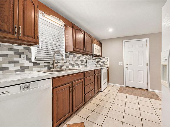 3rd image of 594 Netherfield St NW