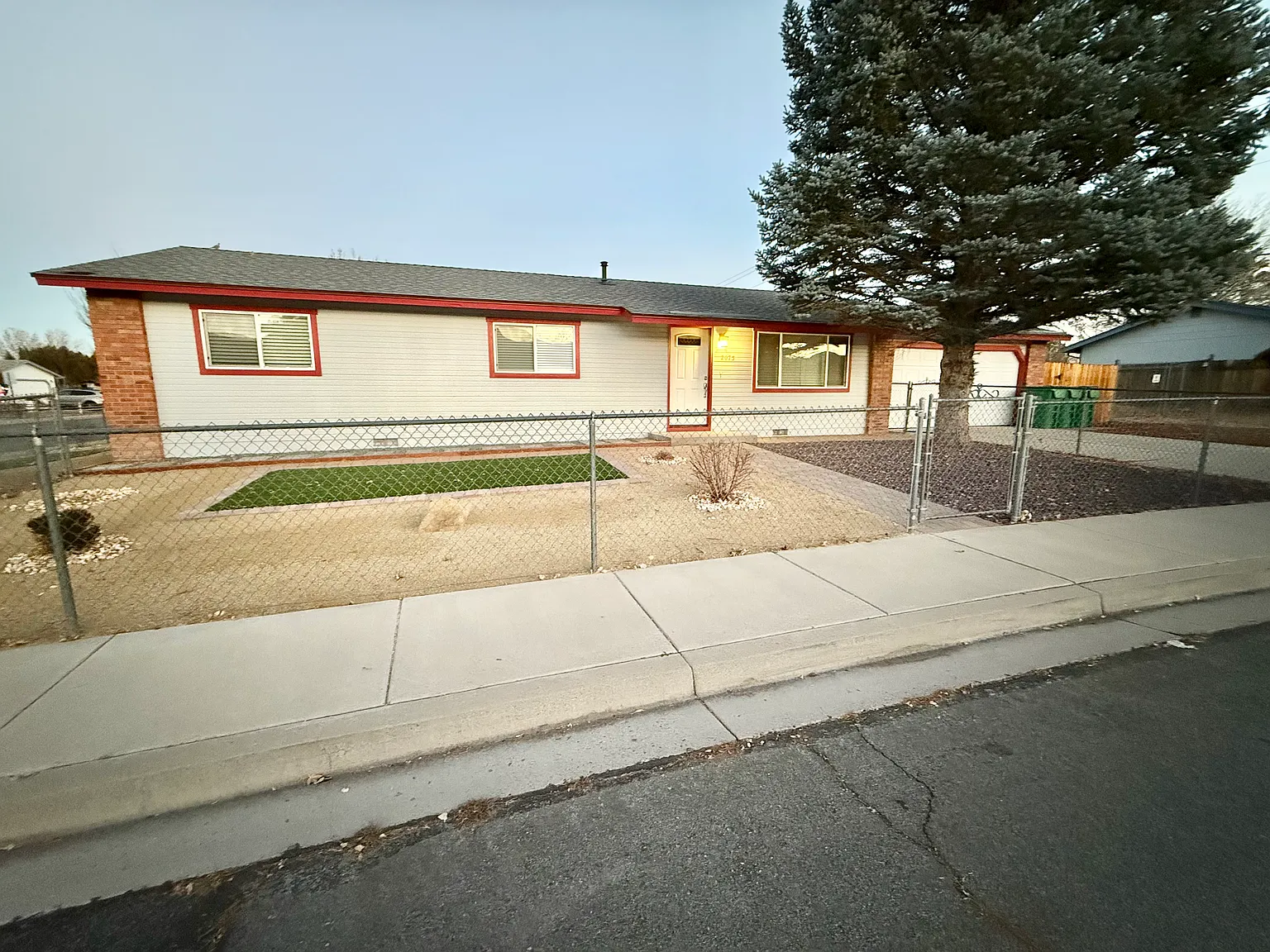 2075 Beverly Dr photo 1