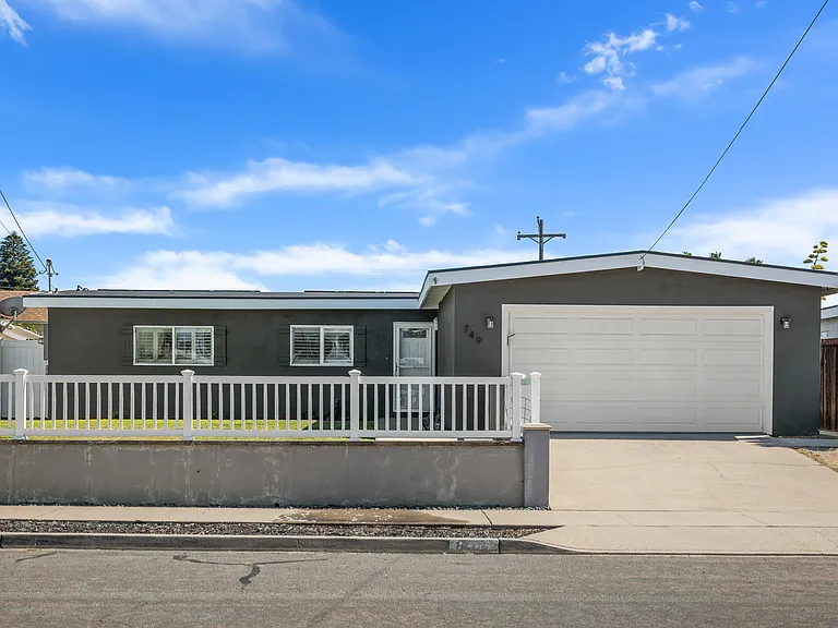 749 Oneonta Ave — Photo 1