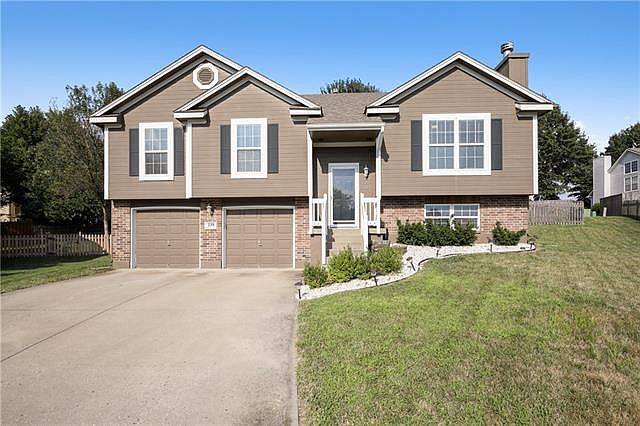1st image of 229 NE Paseo Pl