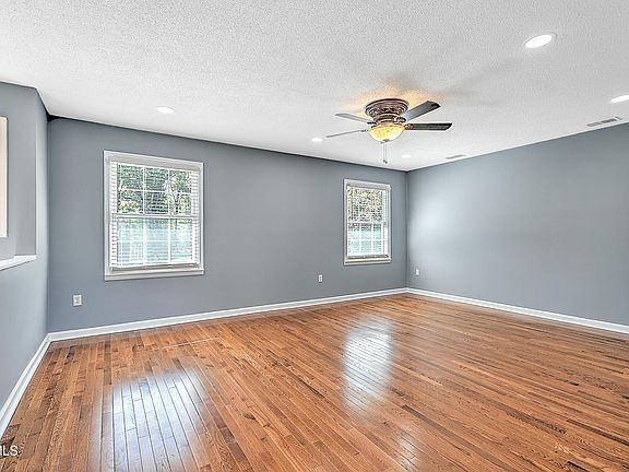 4th image of 4008 Black Oak Dr