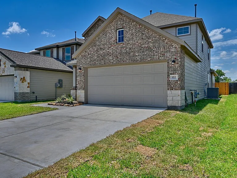 1053 Lilly Ln — Photo 3