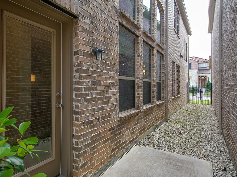6638 Deleon St — Photo 23