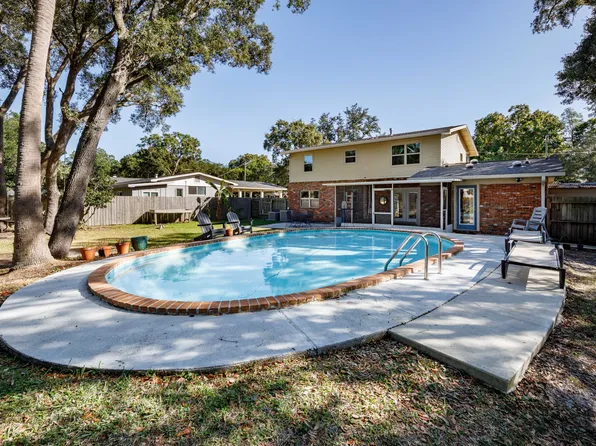 327 Yacht Club Dr NE, Fort Walton Beach, FL 32548
