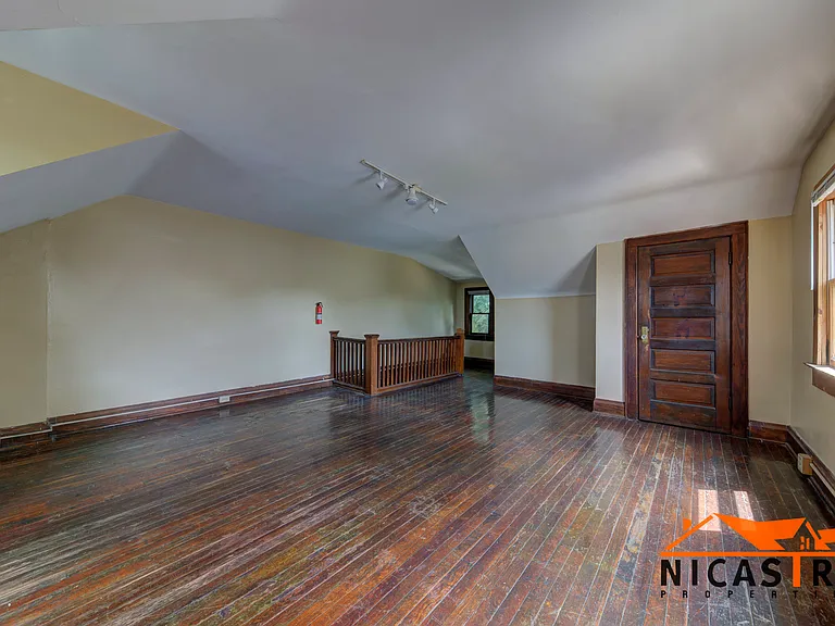 1638 Indianola Ave — Photo 8