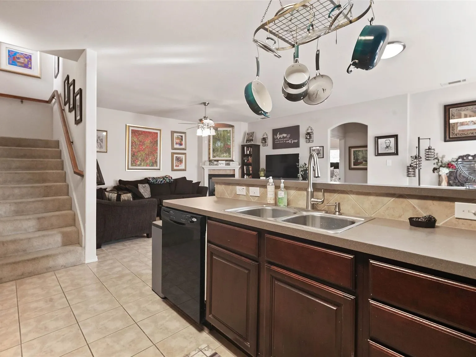 4 bed, 2.5 bath, 1832 sqft, $2,195 — Photo 2