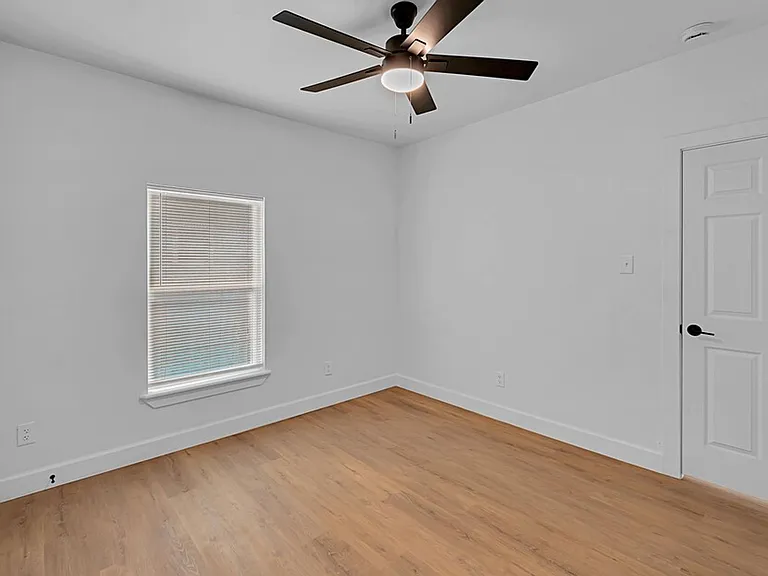 2400 Reuter Ave — Photo 20