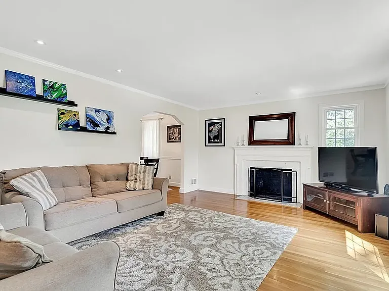235 Lincoln St — Photo 15