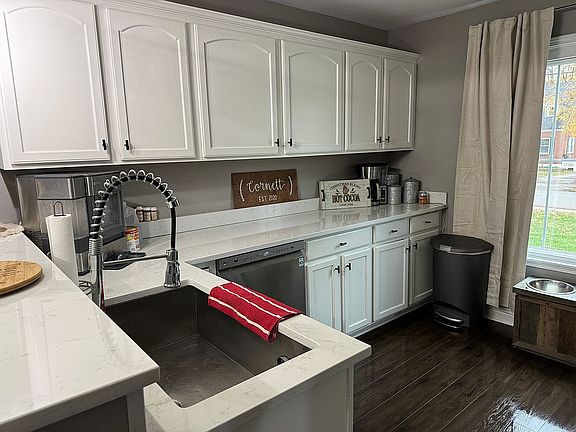 4th image of 320 College St