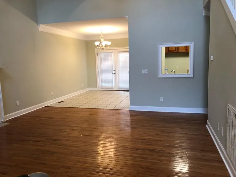 Tall ceiling - family room