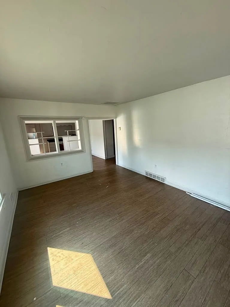 2 bed, 1.0 bath, $875 — Photo 2