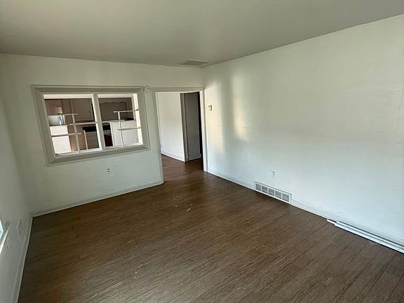 2nd image of 3423 Maple St