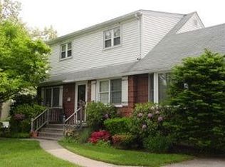 390 Buffalo Ave, Lindenhurst, NY 11757