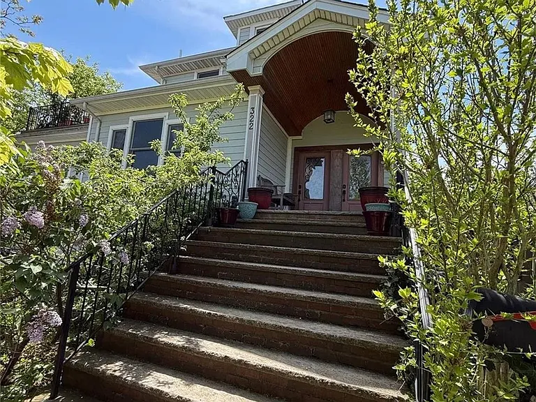 322 E Beech St — Photo 1