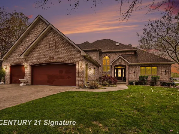 1944 Lake Circle Dr E, Saginaw, MI 48609