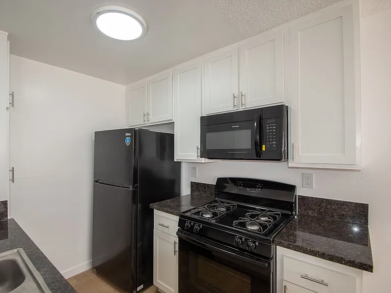5921 Whitsett Ave — Photo 6