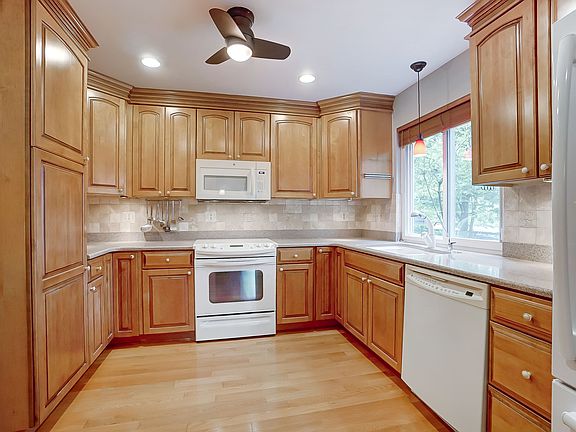 2nd image of 112 Twin Lakes Dr