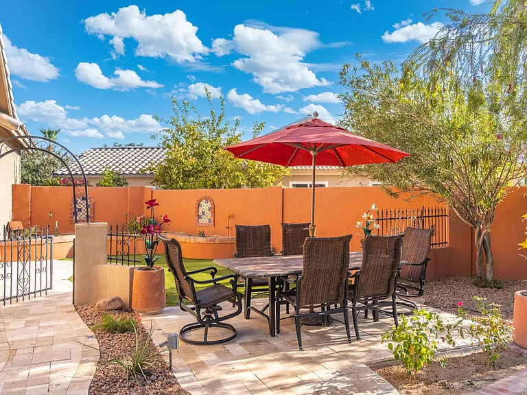 372 W Amoroso Dr — Photo 48