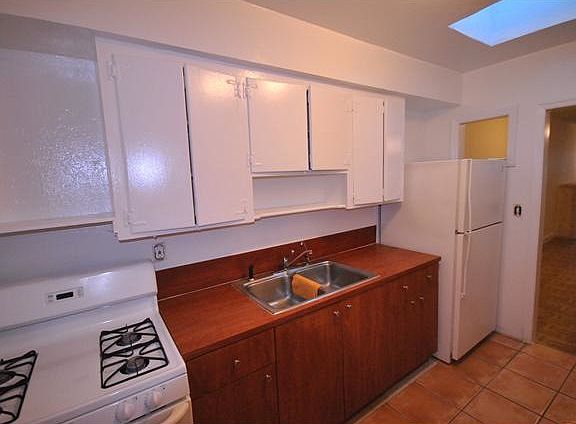 Full Kitchen With Gas Stove/Oven