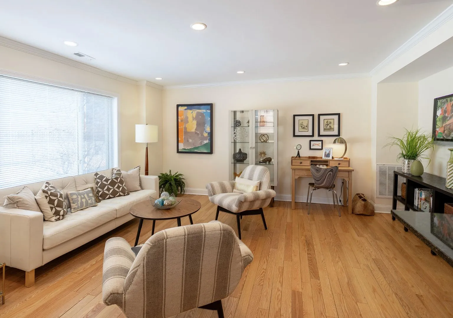 2 bed, 984 sqft, $3,665 — Photo 2