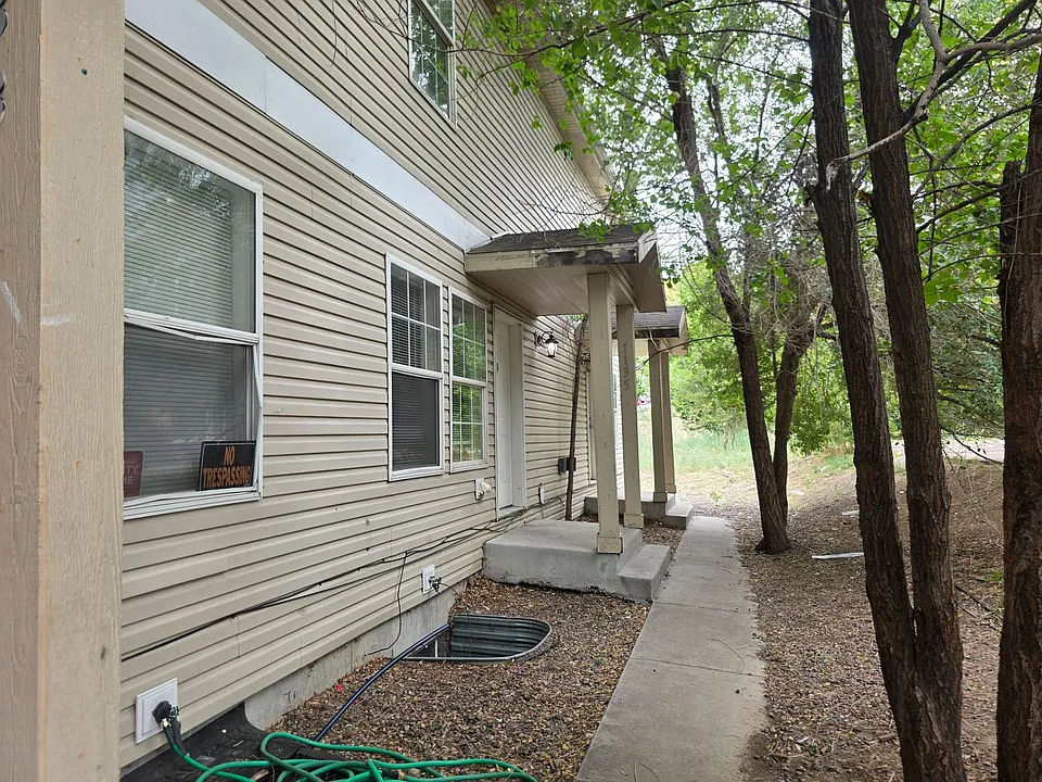 1135 S Navajo St