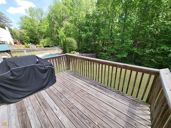 4th image of 709 Pine Grove Circle