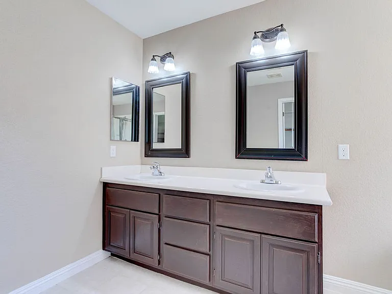 809 Royal Birch Ln — Photo 33