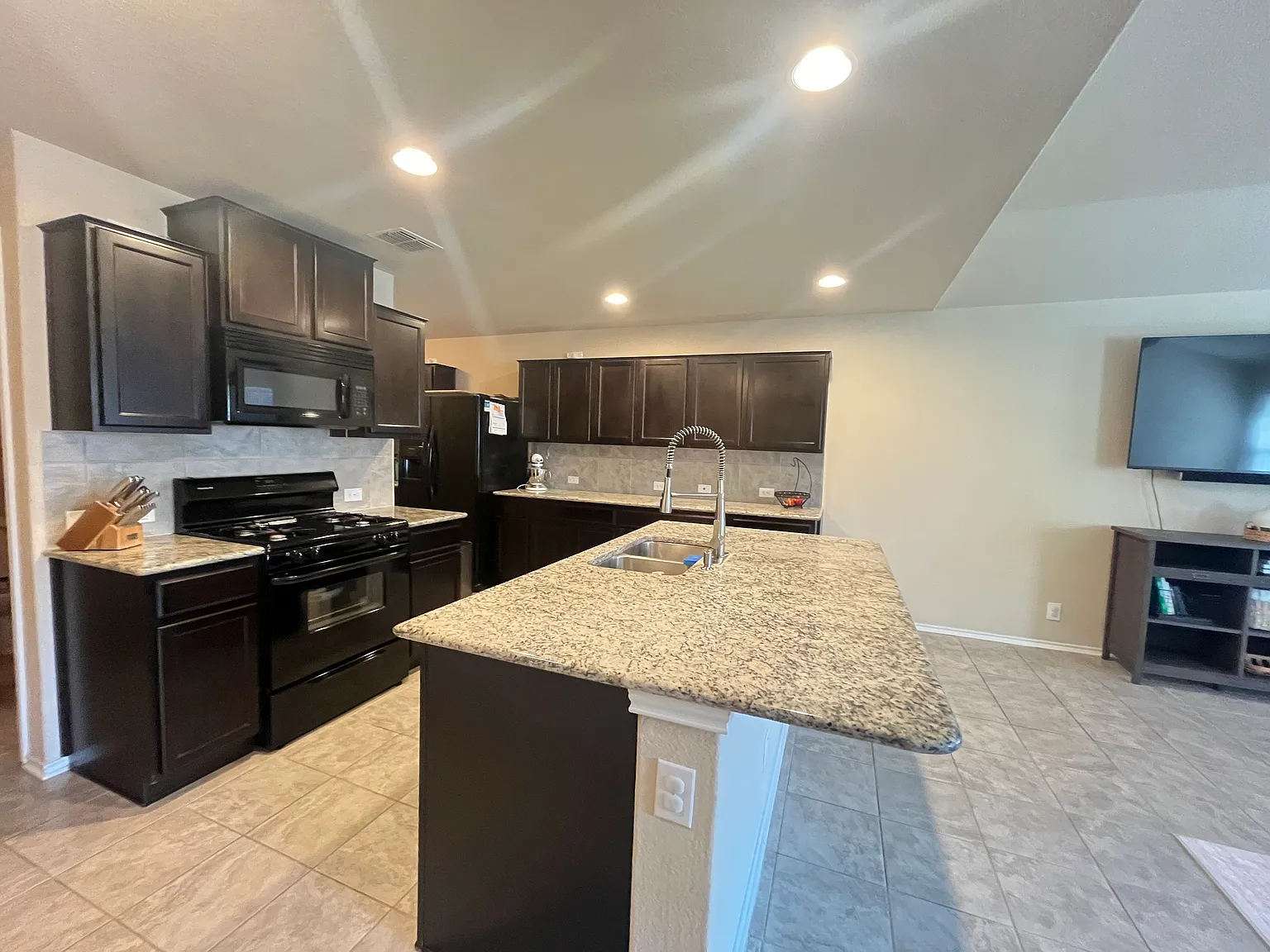 5 bed, 2.5 bath, 2544 sqft, $2,200 — Photo 3