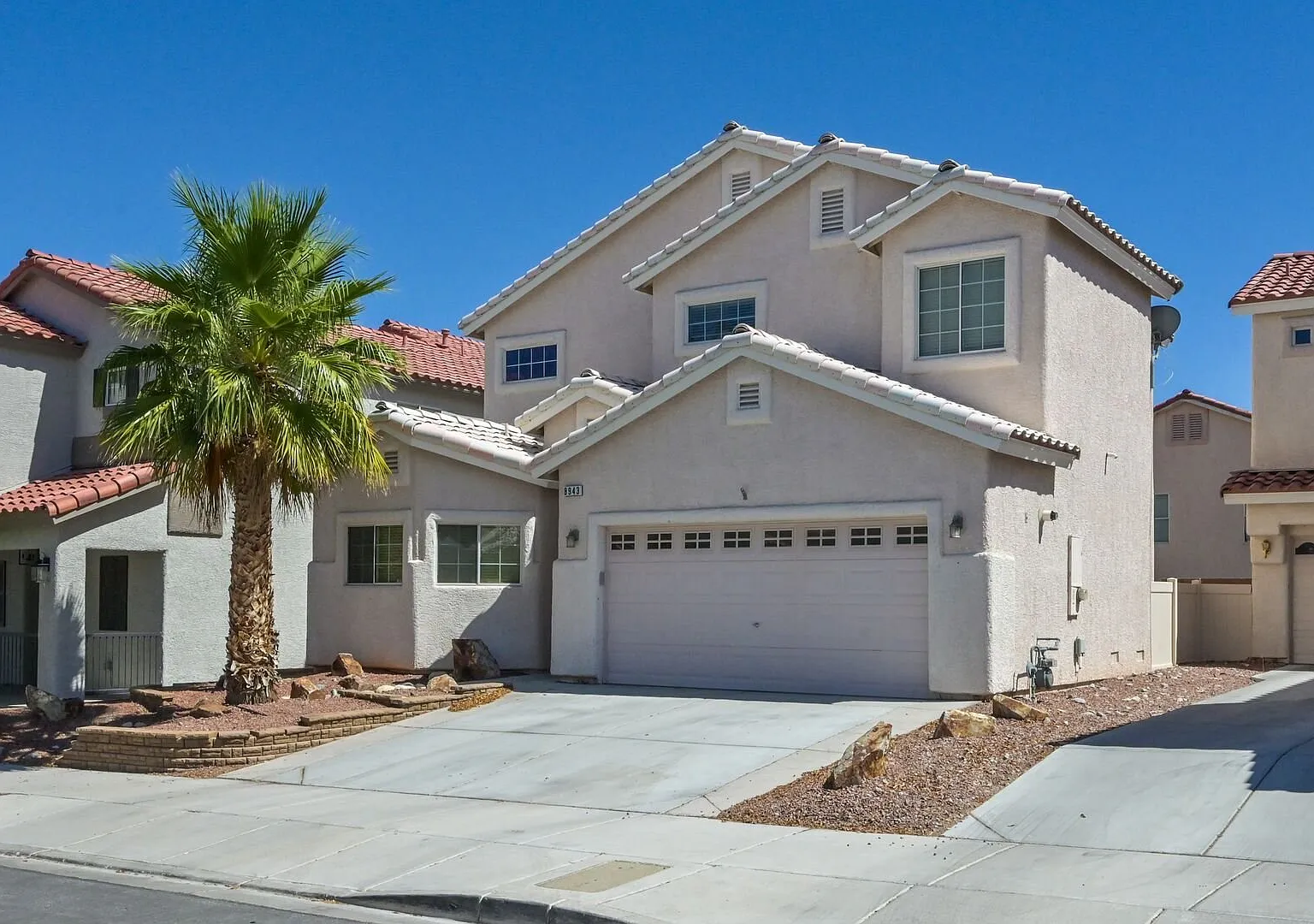 NW 4 Bedrooms!! Primary bed & Bath Downstairs!! Tankless Water Heater!! Low maintenance, Desert l... — Photo 2