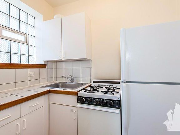 3rd image of 4021 N Kenmore Ave