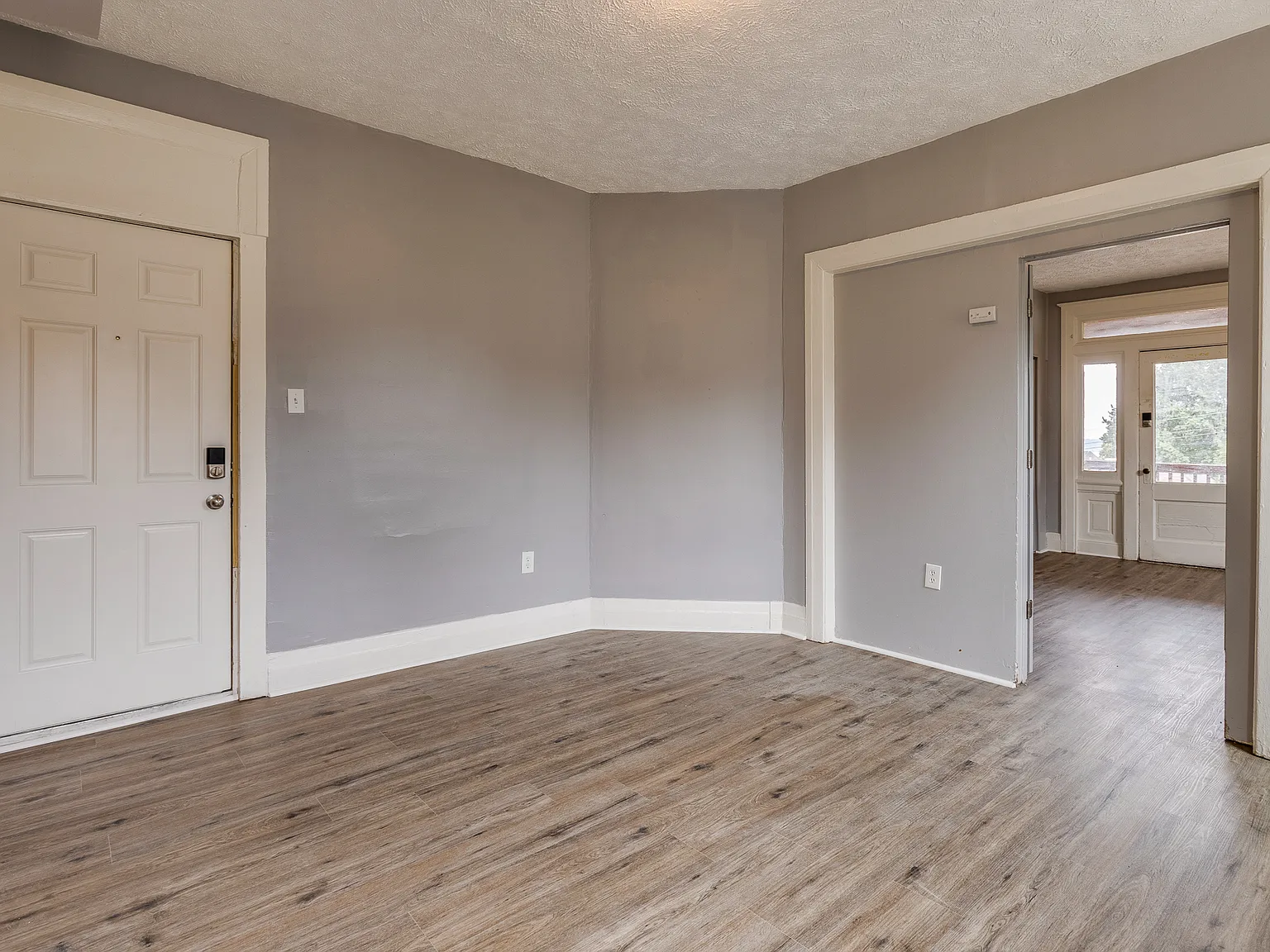 1 bed, $905 — Photo 1