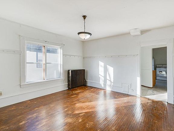 3rd image of 407 Queen Ave N