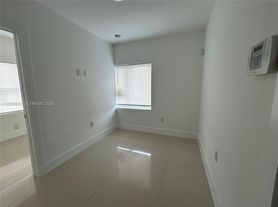 1890 NW 35th St, Miami, FL