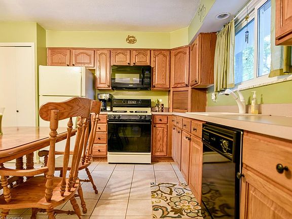 3rd image of 16469 Delmont Ave