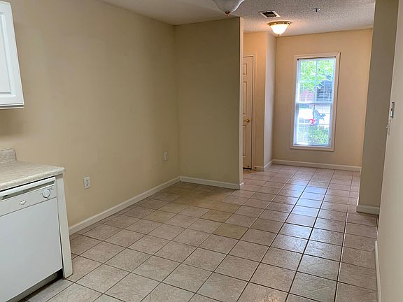 Kitchen/Dining Table Area/Foyer