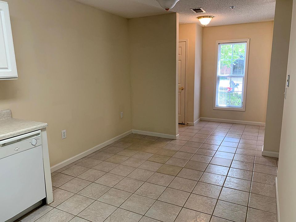 Kitchen/Dining Table Area/Foyer
