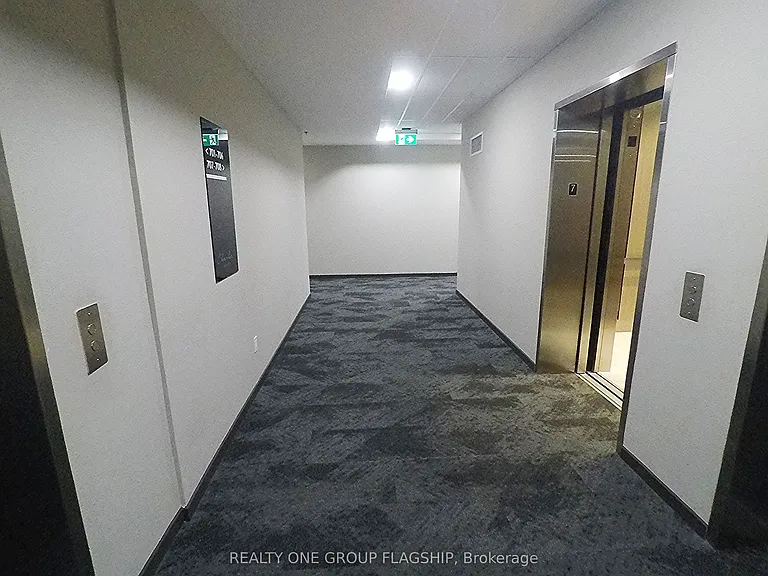 60 Charles St W — Photo 24