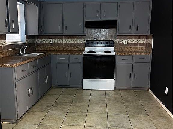 2nd image of 2300 N 32nd St #4
