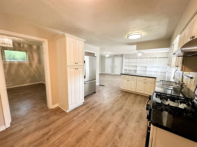 6461 Danbury Ln — Photo 12