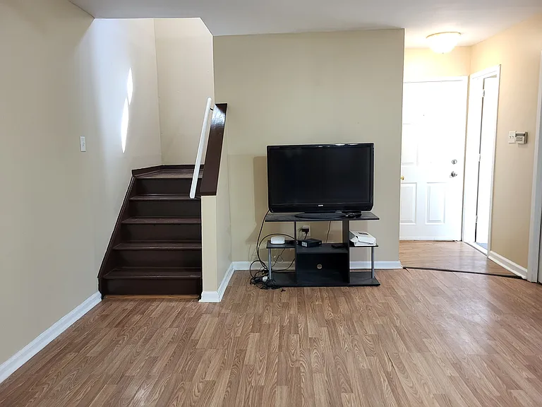 402 Tudor Ct — Photo 3