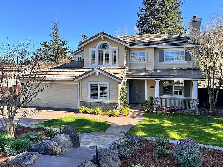 448 Silverwood Dr — Photo 1