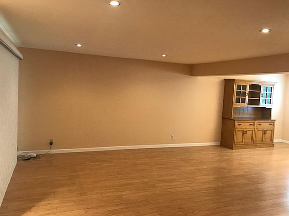 3rd image of 18333 Hatteras St Unit 50