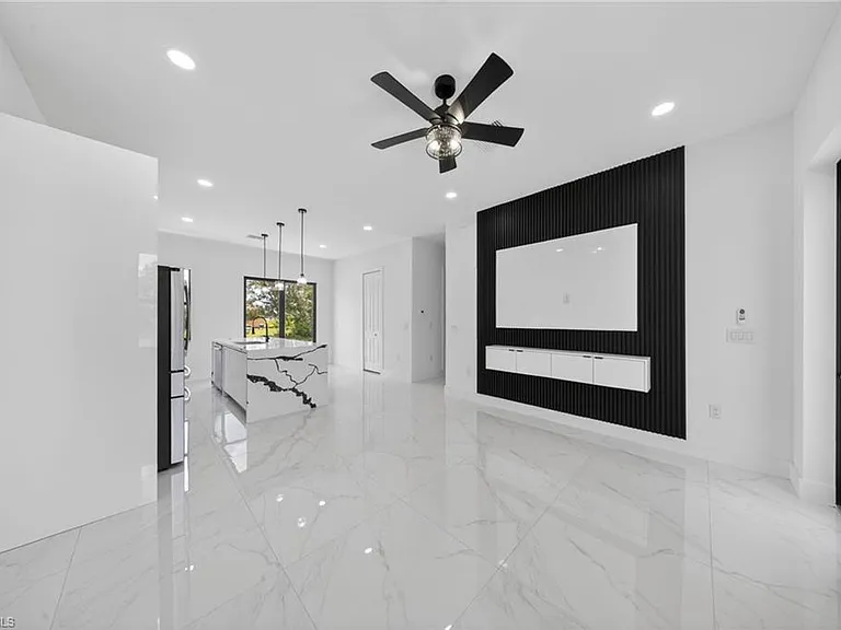 1213 Dodwin St E — Photo 6