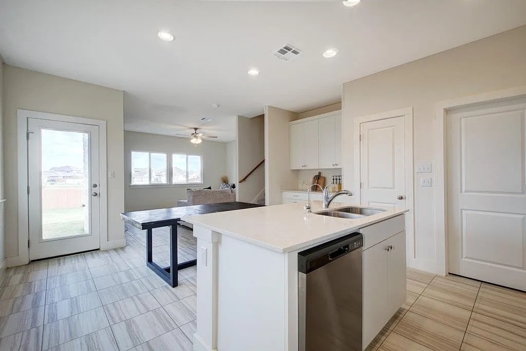 4 bed, 2.5 bath, 1593 sqft, $1,930 — Photo 4