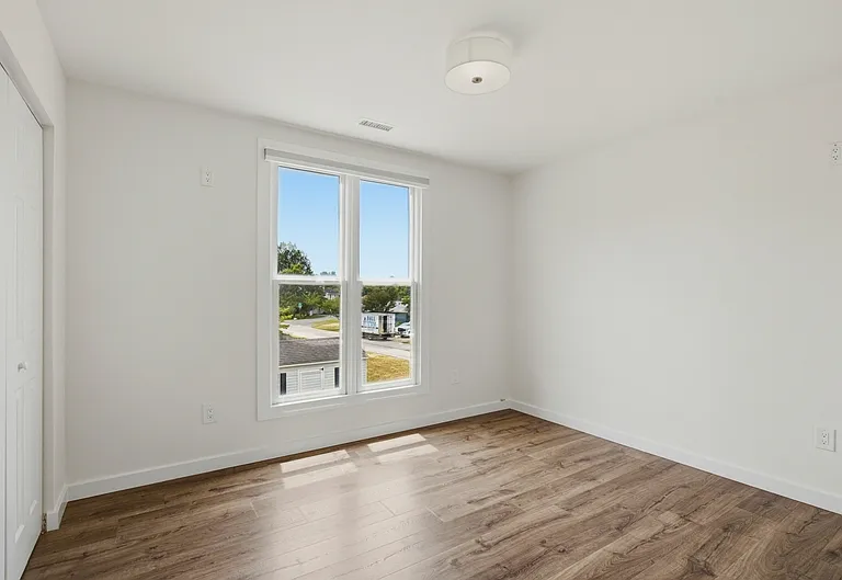 301 Kenmore Ave — Photo 11
