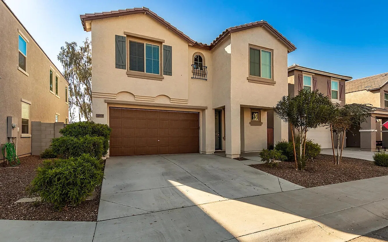 5 bed, 2.5 bath, 2490 sqft, $3,500 — Photo 2
