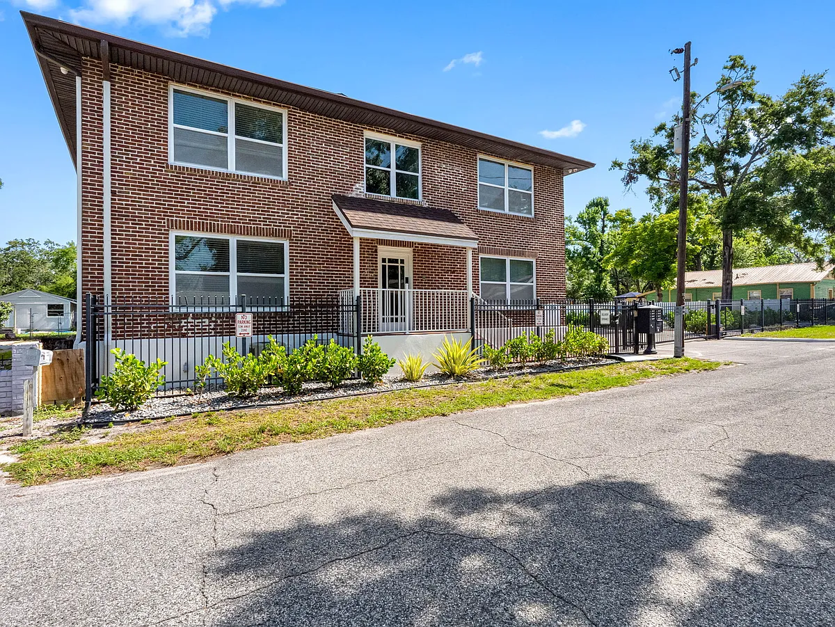 Building Photo - 306 E Selma Ave #102