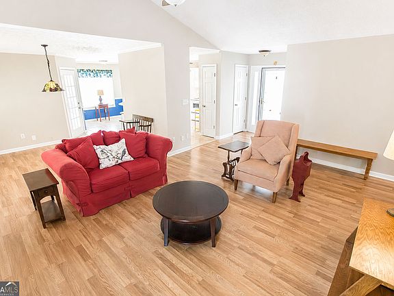 2nd image of 205 Richmond Hill Rd